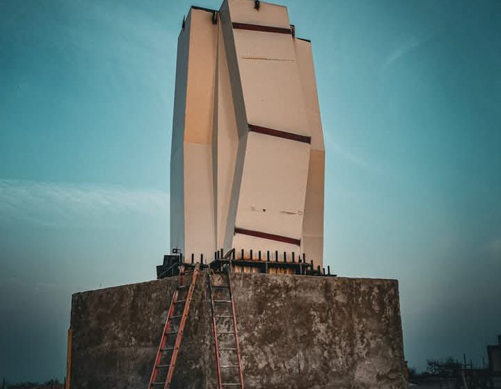  Avanza lentamente la instalación de la “Cruz de Mayo”