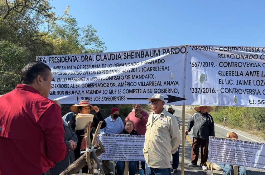  Ejidatarios de Victoria bloquean la carretera por adeudo de 2.7 millones de pesos