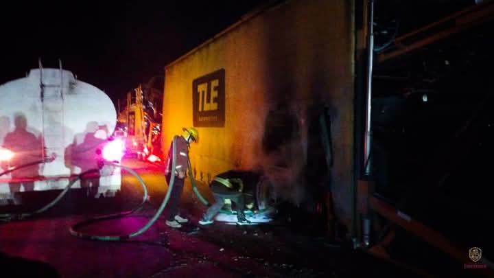  Controlan incendio en tráiler frente a gasolinera en “El Sotol”