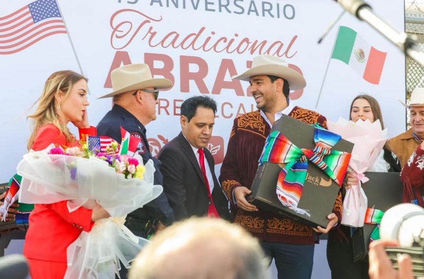  Conmemoran con abrazo fraterno Carlos Peña Ortiz y Sergio Coronado, 49 años de hermanamiento binacional