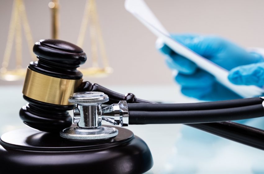 Médicos en riesgo: deficiencias en salud pública elevan denuncias por mala praxis