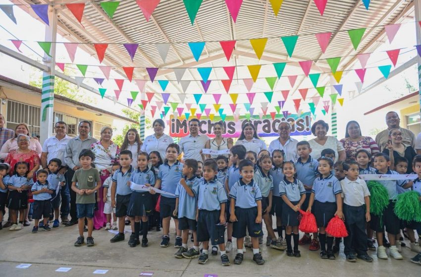 Entrega alcalde techumbre a Jardín de Niños América