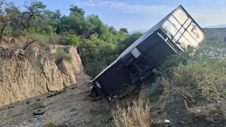 Tractocamión cargado de cebolla se volca cerca de Jaumave y sufre rapiña