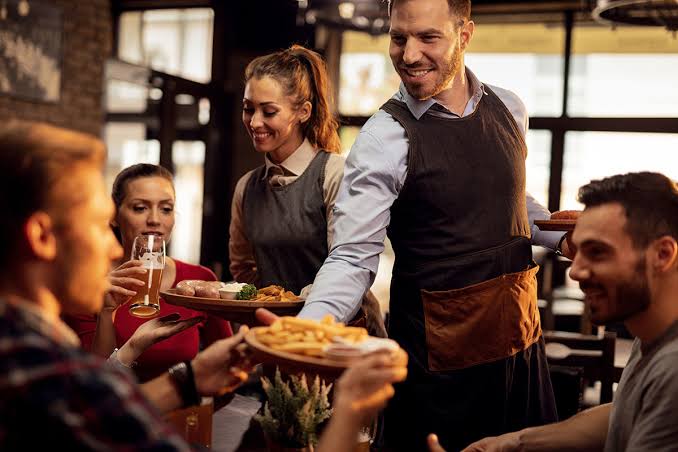 Adiós propinas, Congreso aprueba salarios dignos en restaurantes