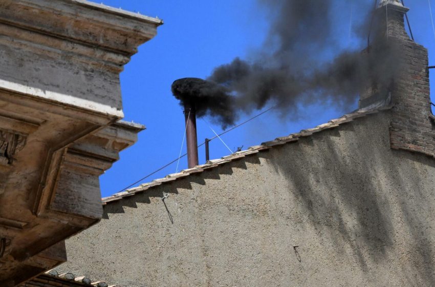 Humo negro… aún no hay papa