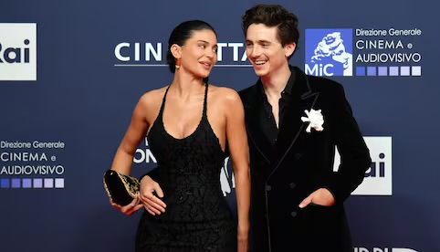 Kylie Jenner y Timothée Chalamet oficializan su noviazgo en la alfombra roja