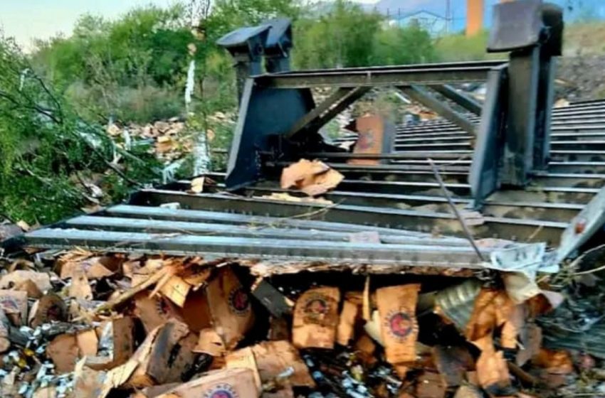 ¡Milagro en Palmillas! Se vuelca camión con cerveza
