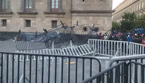 Maestros detienen la Mañanera con manifestación