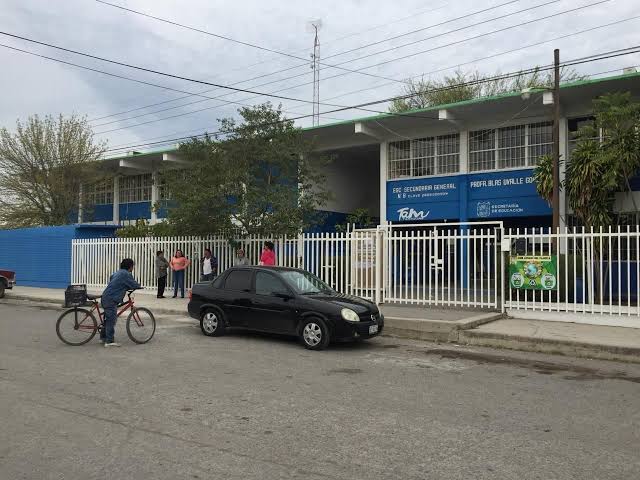  Joven causa pánico al ingresar arma en secundaria de Victoria