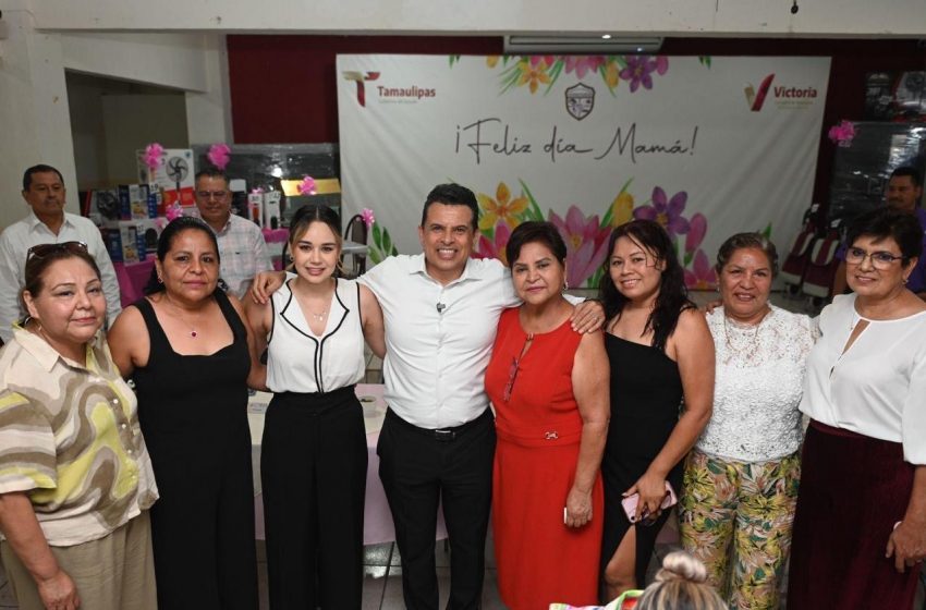 Festejan a madres sindicalizadas del Ayuntamiento de Victoria.