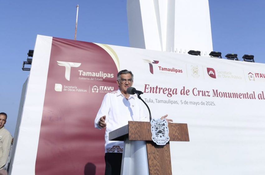 Entrega el gobernador a Tula la cruz más grande de México