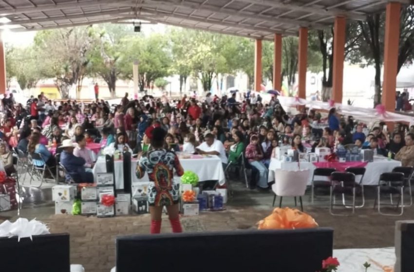 Palmillas festeja a madres y niños