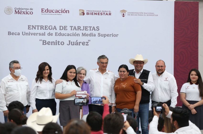 Entrega Américo de 300 becas en Tula