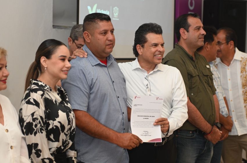 Entrega alcalde nombramientos a delegados ejidales.