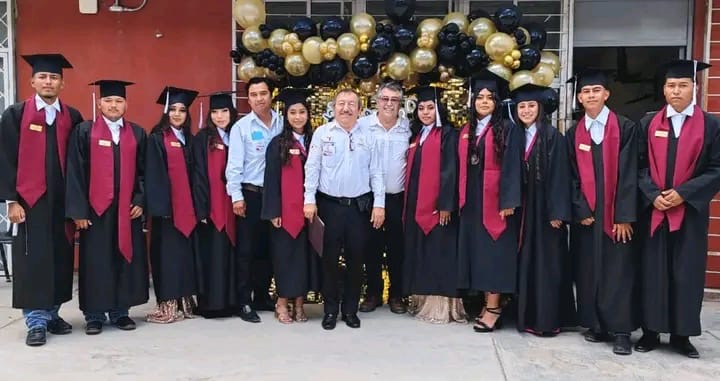  René Lara Cisneros, padrino de generación en escuelas de Tula