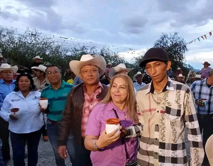 Maricela Rodríguez González Celebra el Día del Padre con Gran Festejo en Bustamante