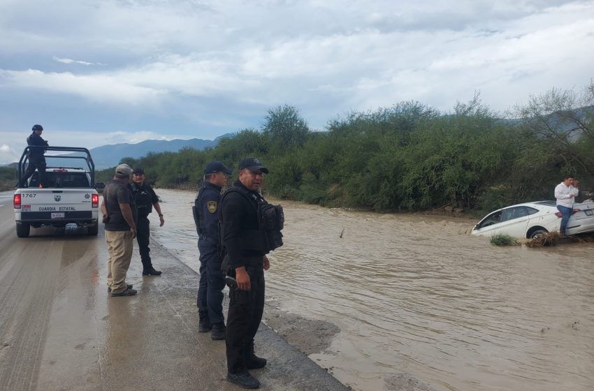  Guardia Estatal brinda asistencia a conductor afectado por desborde de canal pluvial