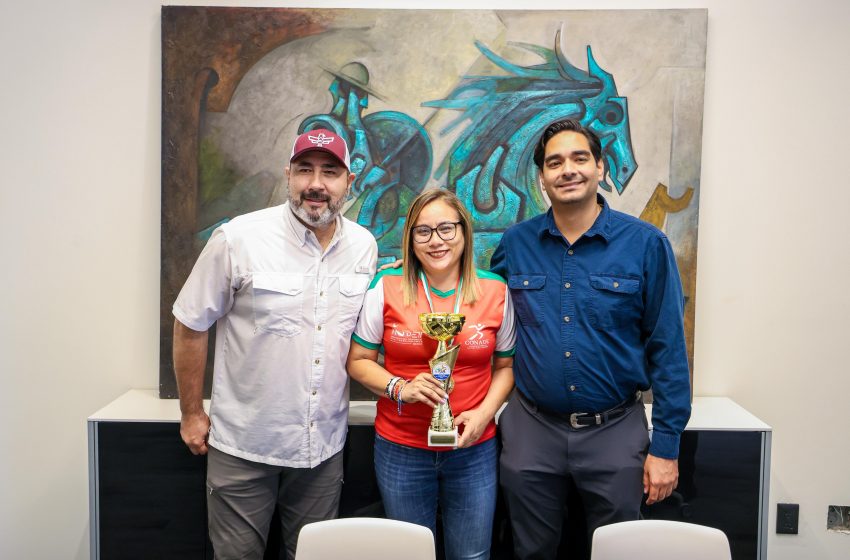 Recibió Carlos Peña Ortiz a entrenadora del equipo ganador internacional de Voleibol