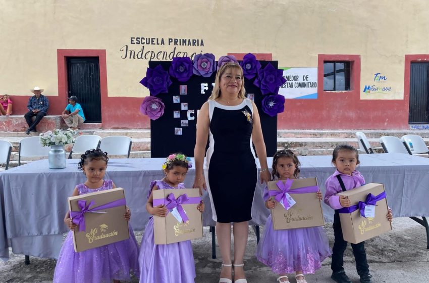 Amadrina Yesenia Huerta a graduados del preescolar en el ejido Independencia