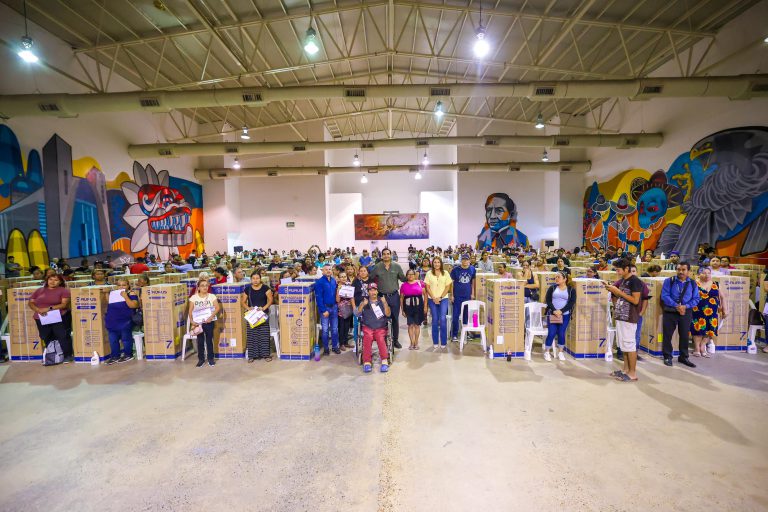  Entregó Carlos Peña Ortiz más Refrigeradores a Familias Damnificadas