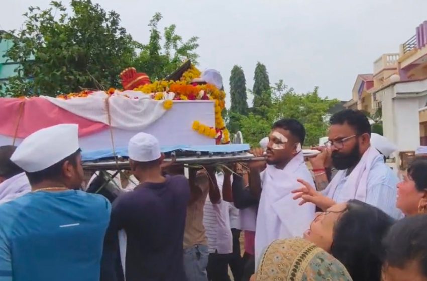 Asiste al funeral de su hermano en sobreviviente de Air India