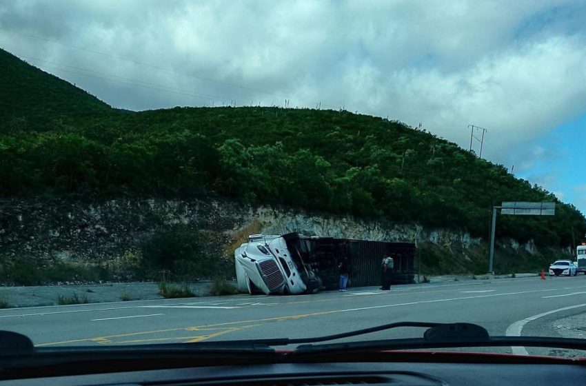  Tráiler se vuelca en la entrada al “Chapulín”