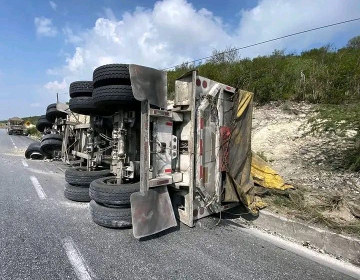 Tráiler Volcado en la Carretera México 101, a la Altura de “La Presita”