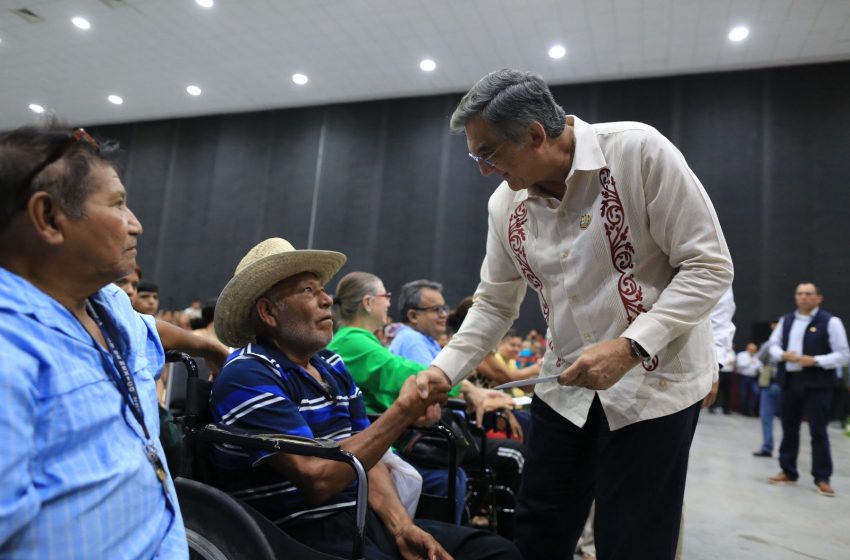 Entrega Américo Villarreal más de 9 mil tarjetas a personas con discapacidad