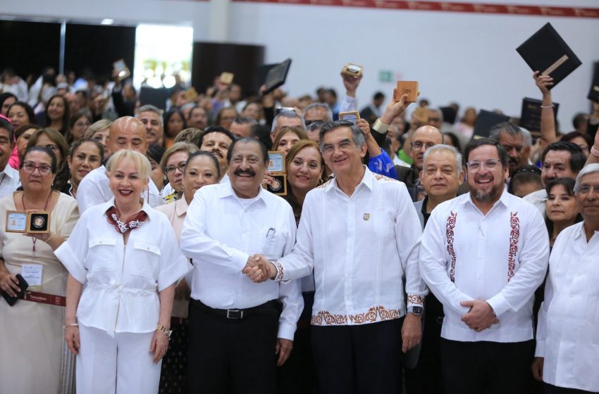 Refrenda Américo alianza con maestros; entrega 284 condecoraciones