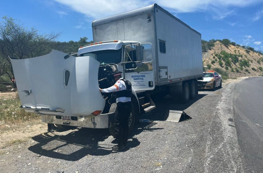 Guardia Estatal de Tránsito auxilia a conductor de tráiler varado en la carretera Rumbo Nuevo