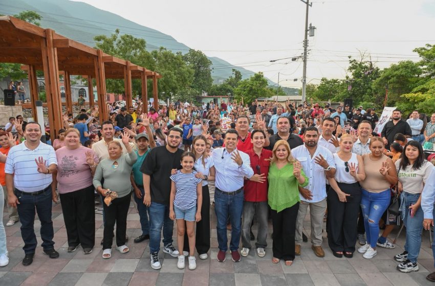  Festejan vecinos de laAmpliación Echeverría aLalo en su cumpleaños.