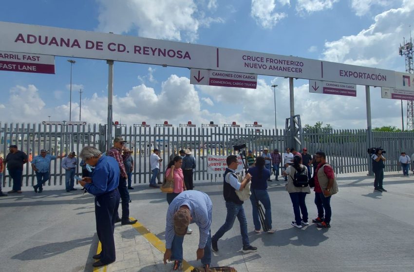 Sorgueros bloquean la Carretera de San Fernando y puente internacional