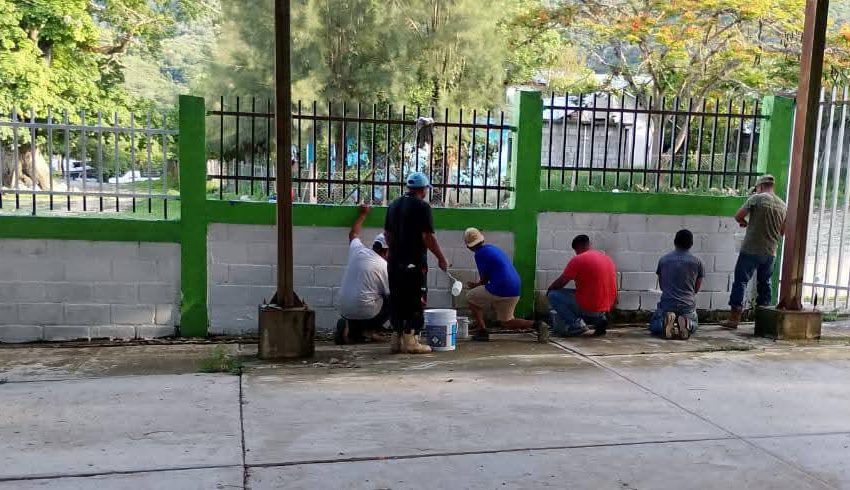 Avanzada Educativa apoya con pintura a primaria de Gallos Grandes