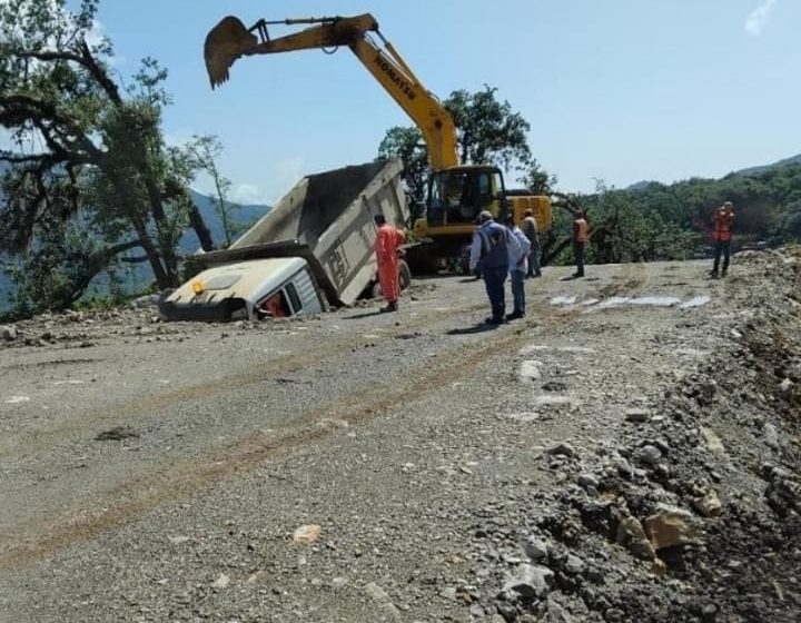 Socavón traga camión en construcción de autopista MOT