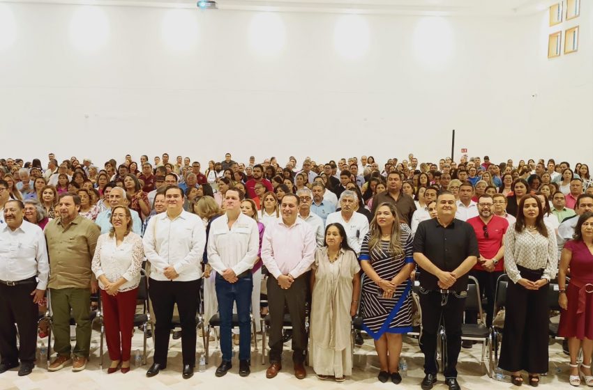 Regidor Óscar Narváez, presente en arranque de ciclo escolar junto al SNTE y autoridades estatales