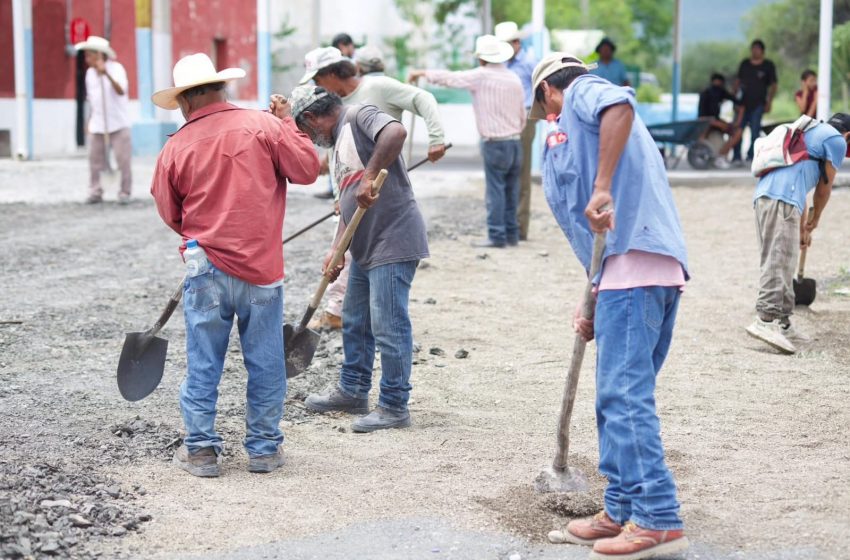 Mejoran vialidad principal en el ejido Plan de Ayala