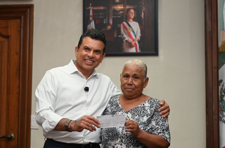  Entrega Lalo Gattás seguropor incendio de viviendaa ciudadana afectada.