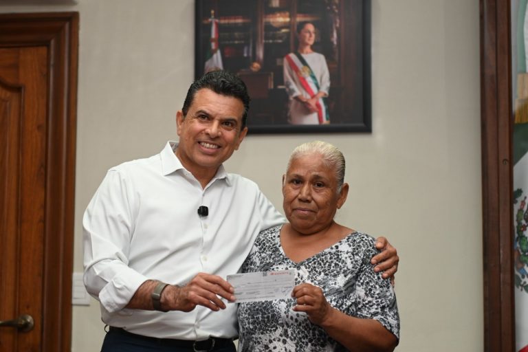 Entrega Lalo Gattás seguro por incendio de vivienda a ciudadana afectada.