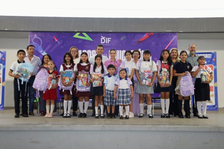 Entregan Lalo y Lucy 2,500kits escolares del programa Pasos por la Educación 2025.