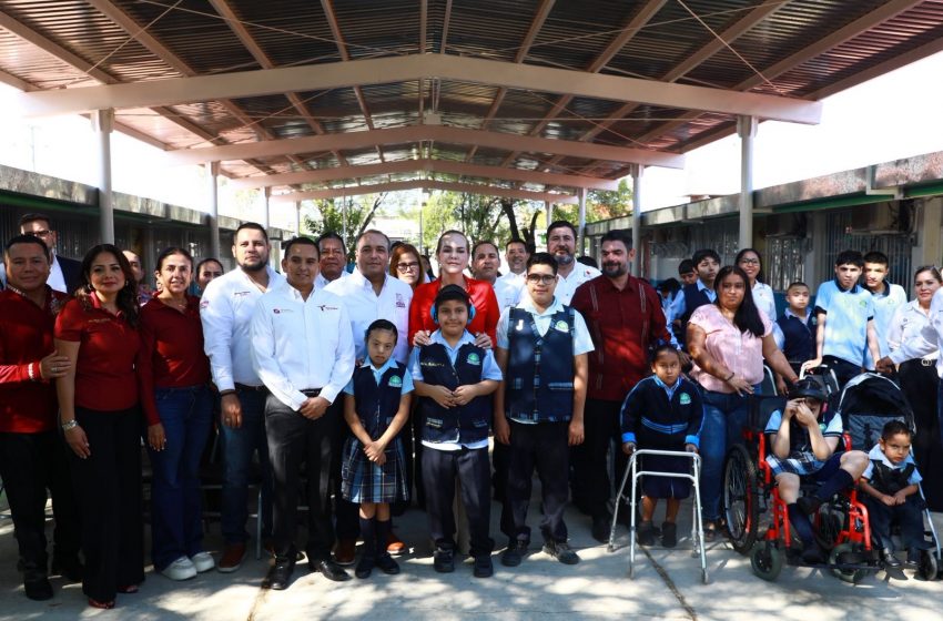 Carmen Lilia entrega obras en escuelas de N. Laredo