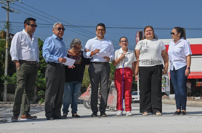 Supervisa Lalo Gattás pavimentación con concreto hidráulico en la colonia Sierra Madre.