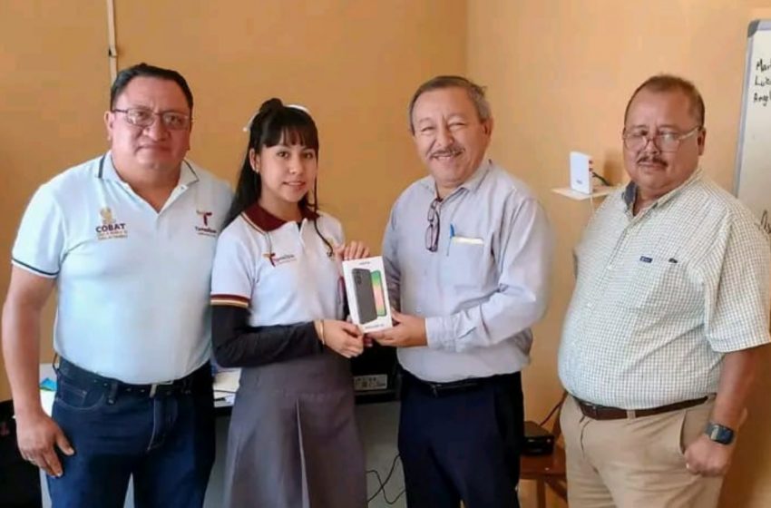 Reconocen a alumna del CEMSADET 38 Santa Ana de Nahola