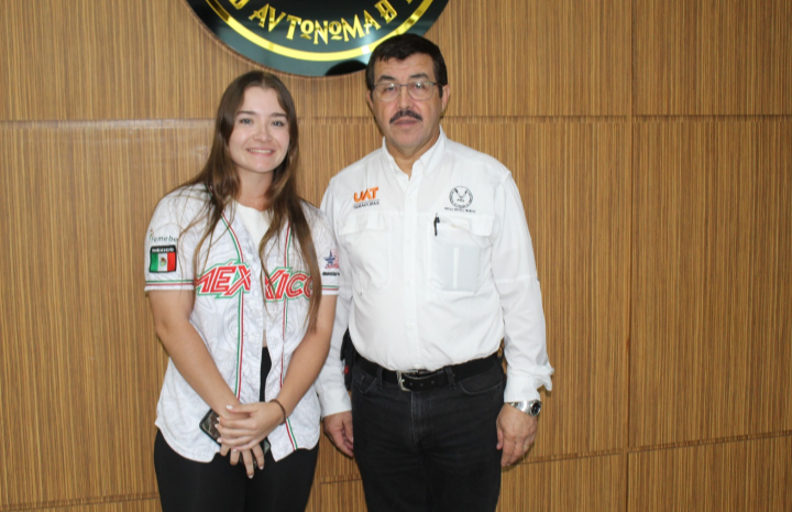  Felicita rector a Edith de Leija por sus éxitos en el béisbol internacional