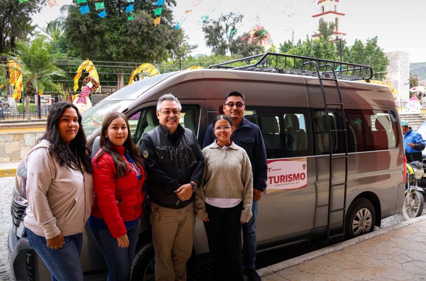  Entrega René Lara van a Departamento de Turismo Municipal