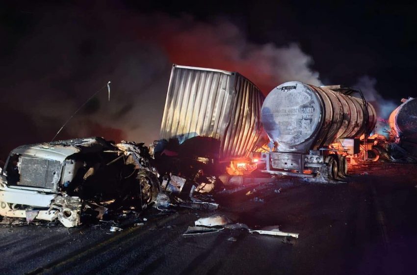 Choque e incendio paralizan la carretera 101 a la altura de Palmillas