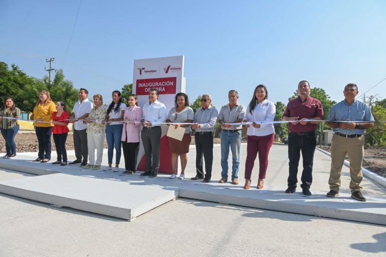  Entrega alcalde calle pavimentada con concreto hidráulico en la Col. Sierra Madre