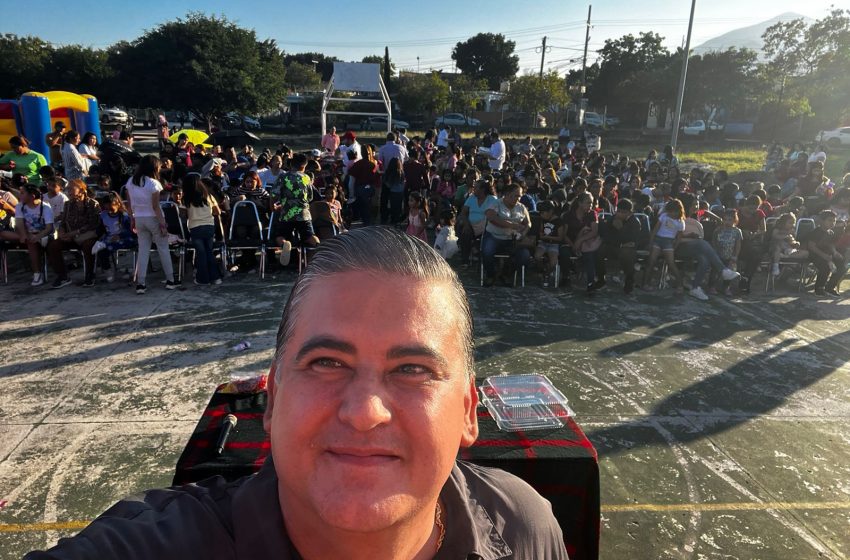  Oscar Narváez regala juguetes y celebra posada con niños de la Vamos Tamaulipas