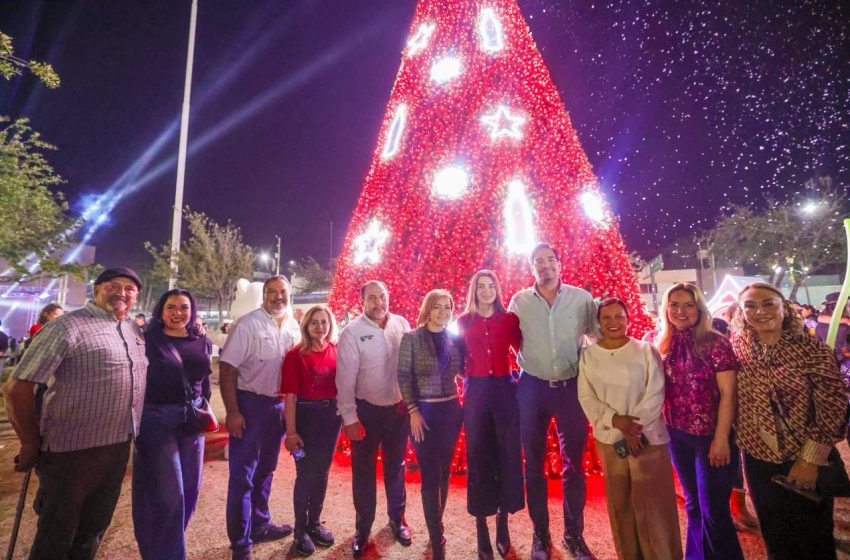  Encendieron Carlos y Alejandra, Pino de Navidad en la Plaza de la República