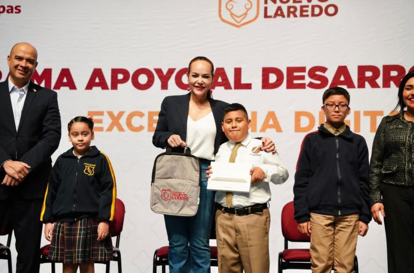  Reconocen padres de familia a Carmen Lilia por apoyo a la Educación