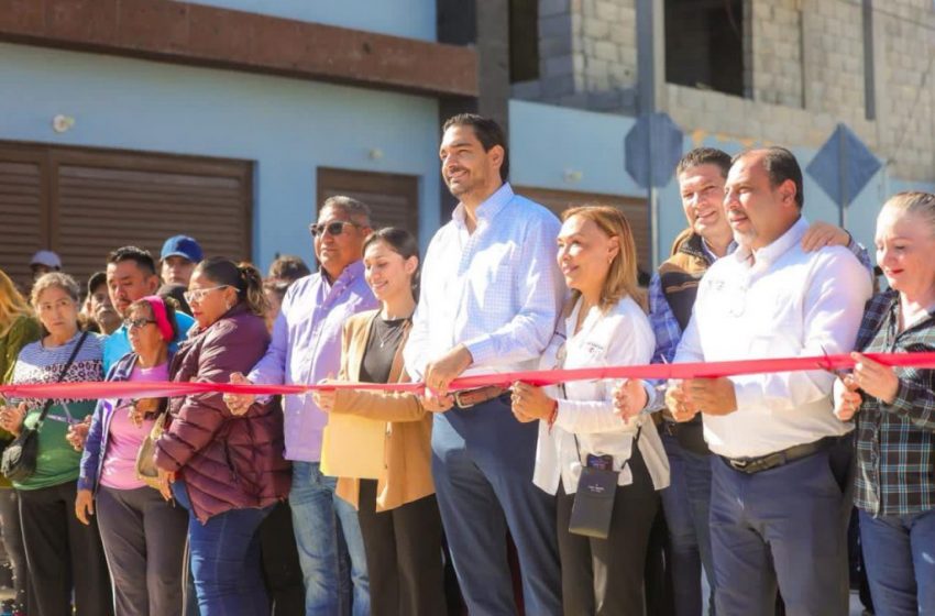  Inauguraron Alcalde y colonos pavimentación hidráulica de la calle Chiapas en la Esfuerzo